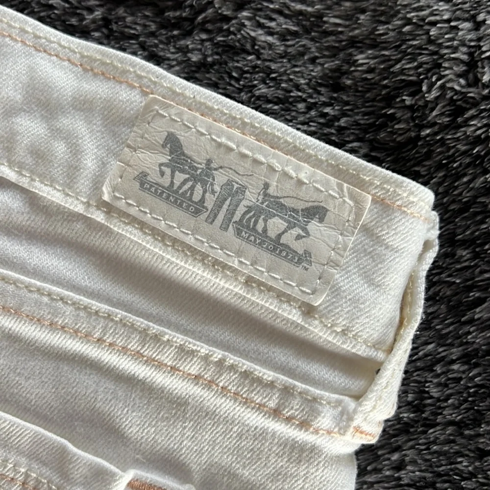 LEVIS SHORTS WHITE SIZE W30 PEACH & CREAM COLORED THREADS ROLLED HEM WHITE LABLE